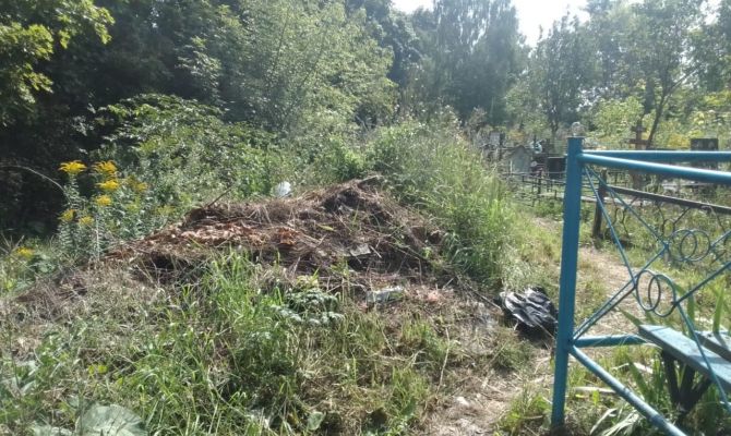 Жители Богородицка сообщили о горах мусора на городском кладбище