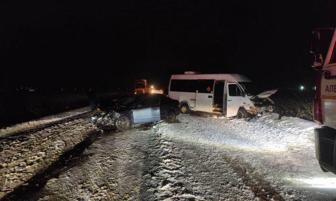 На трассе «Алексин-Тула» в столкновении Opel и микроавтобуса пострадали 4 человека