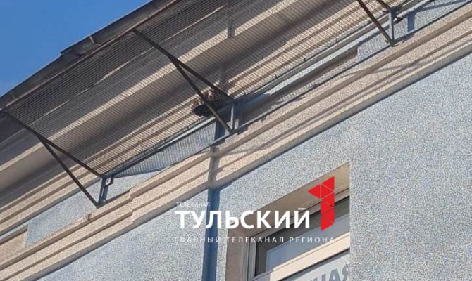 На проспекте Ленина в Туле котенок застрял на крыше здания