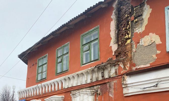 В Богородицке обрушилась часть стены памятника архитектуры "Дом Алексанина"