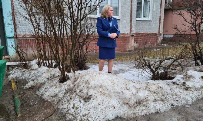 В Туле машина скорой помощи застряла в сугробе: прокуратура провела проверку