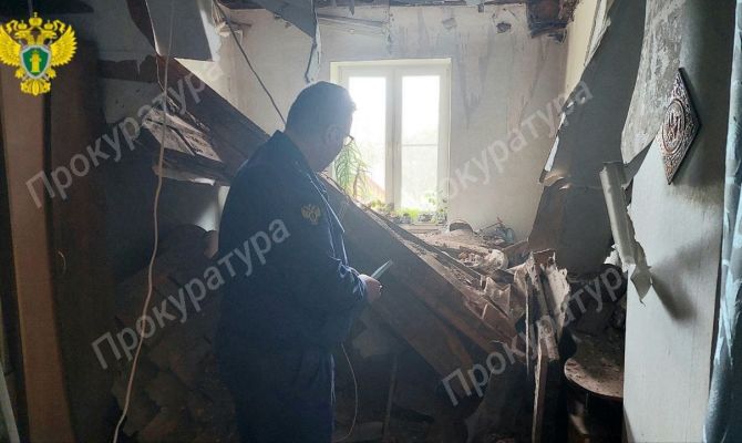 В двухэтажном доме в Алексине обрушился потолок