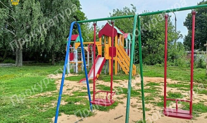 В Воловском районе демонтируют опасную детскую площадку