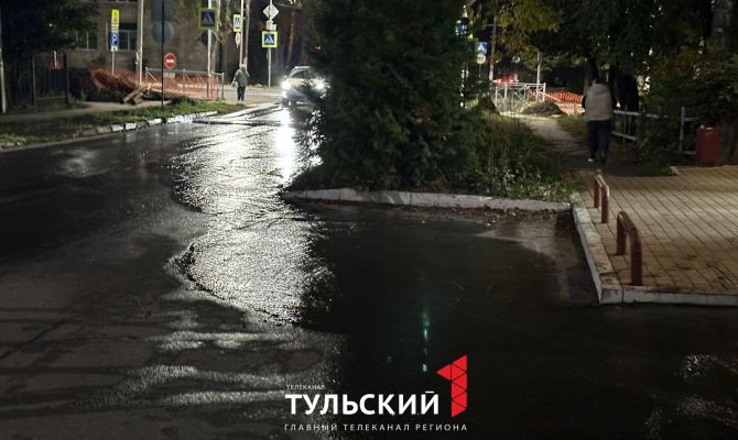 В городе Болохово канализация затопила улицу Советскую
