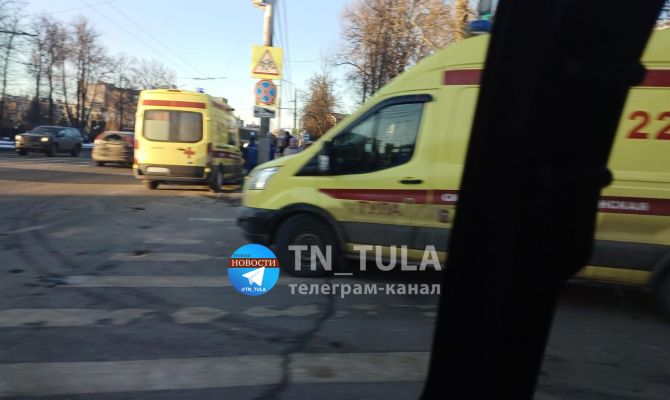 В Туле водителю автобуса стало плохо и он врезался в столб