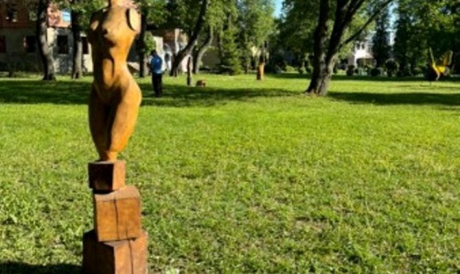 В "Золотом городе" деревянная скульптура упала на 5-летнего мальчика: директора будут судить