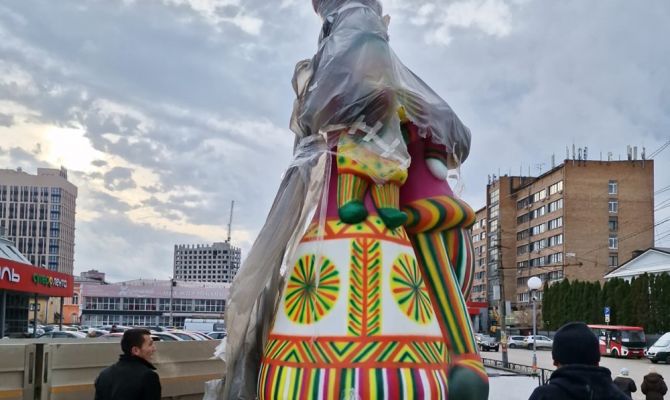  10-метровая филимоновская игрушка появилась у Московского вокзала в Туле
