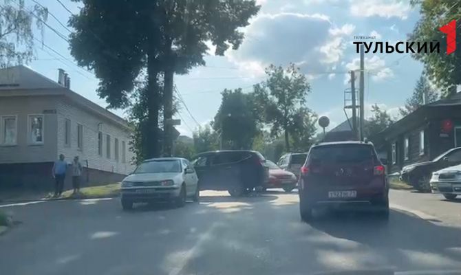 В Туле из-за ДТП "встало" движение на перекрестке