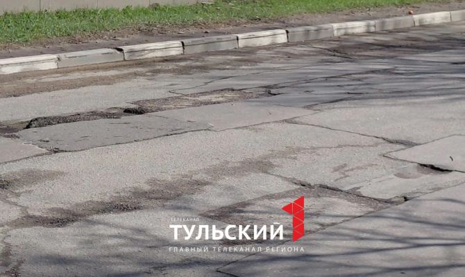 На улице Фридриха Энгельса в Туле дополнительно заделают ямы