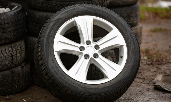 В Туле с припаркованного автомобиля сняли четыре колеса