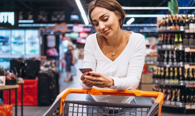 Билайн и "Группа Лента" запустили социальный видеоролик в поддержку "ЛизаАлерт" на экранах в магазинах