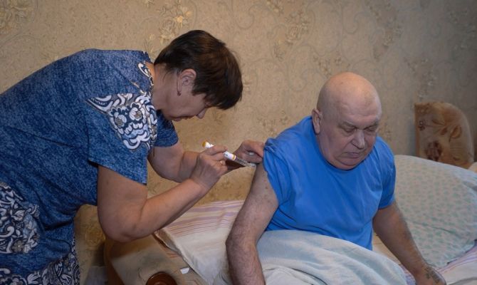 Стали известны возможные причины привязывания к кровати пенсионера в больнице Новомосковска