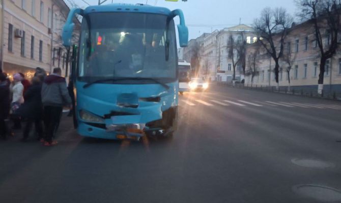 На проспекте Ленина в Туле пассажирский автобус попал в ДТП