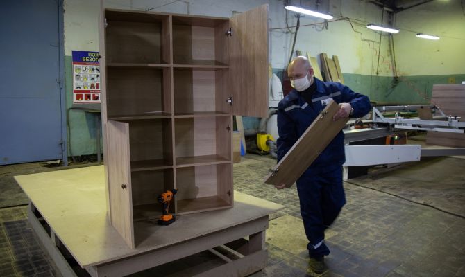 Диваны эконом - и премиум - класса: какую мебель собирают заключенные в Донском 