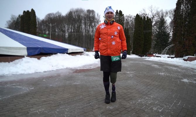 Ветеран СВО на протезе пробежал 5 километров по Туле в костюме Деда Мороза