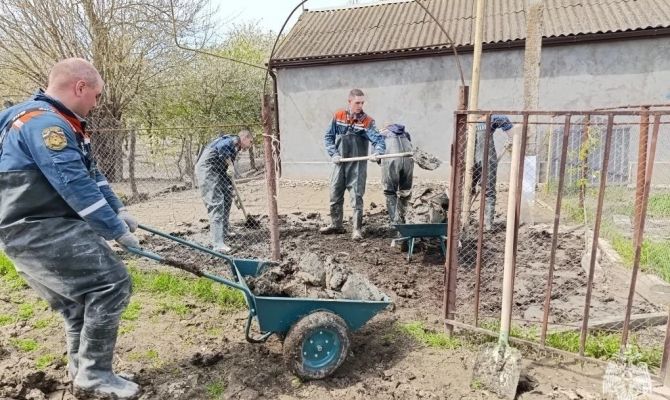 Тульские спасатели помогли освободить от воды жилые дома в Дагестане