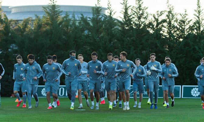 Врачи тульского «Арсенала» по пути на третий сбор спасли жизнь пассажиру самолета