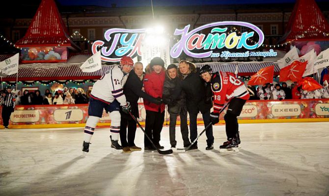 Тульские хоккеисты сразились с командой комендатуры Кремля на Красной площади