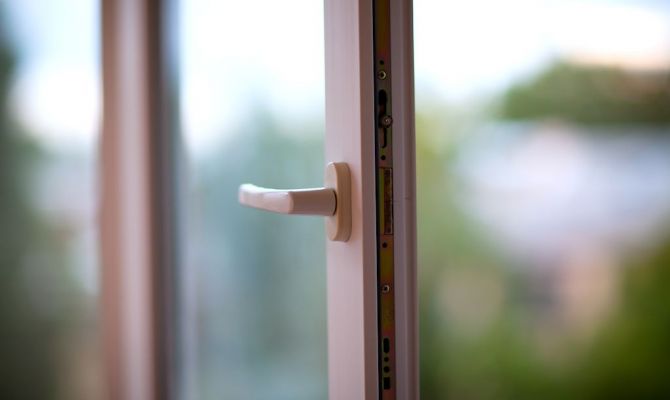 На ул. Ленина в Киреевске мужчина выпал из окна