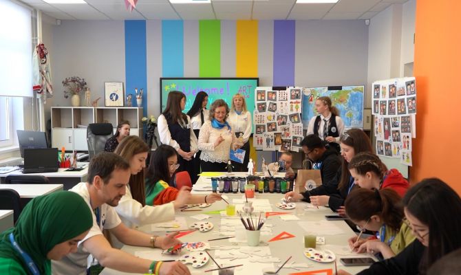 В Новомосковске иностранных студентов накормили блинами из 3D-принтера