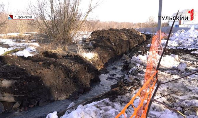В Донском появился зловонный ручей из городских нечистот