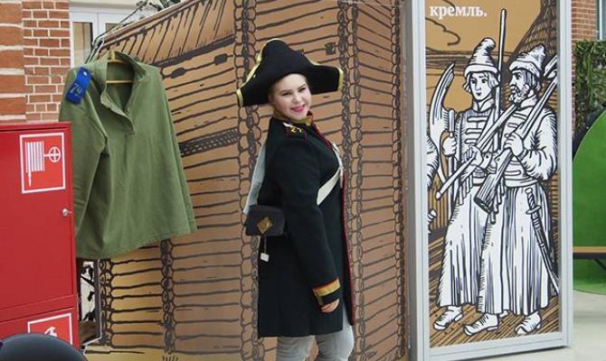 Туляков приглашают сфотографироваться в исторических костюмах