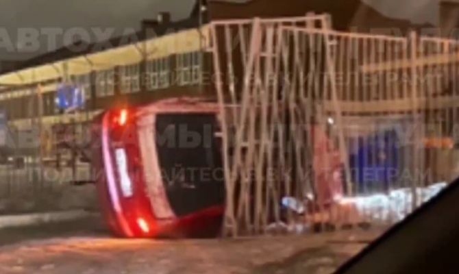 В Туле ночью водитель врезался в ворота школы