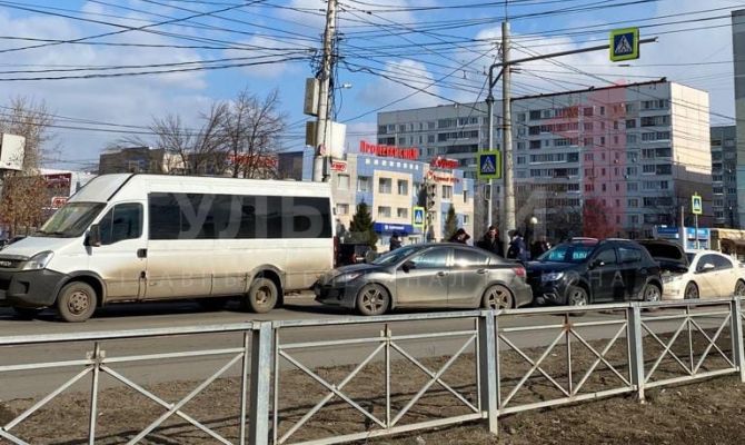 В Туле на улице Ложевой столкнулись сразу 4 автомобиля