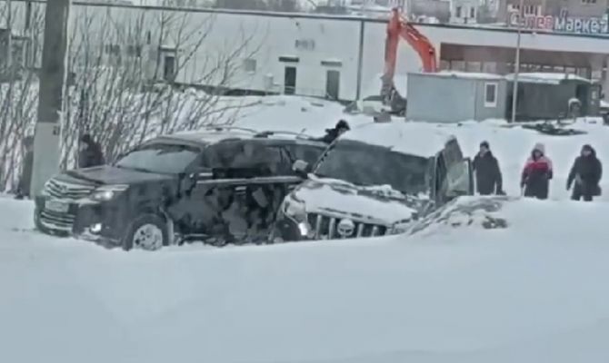 Завирусилось видео столкновения двух внедорожников на трамвайных путях в Туле