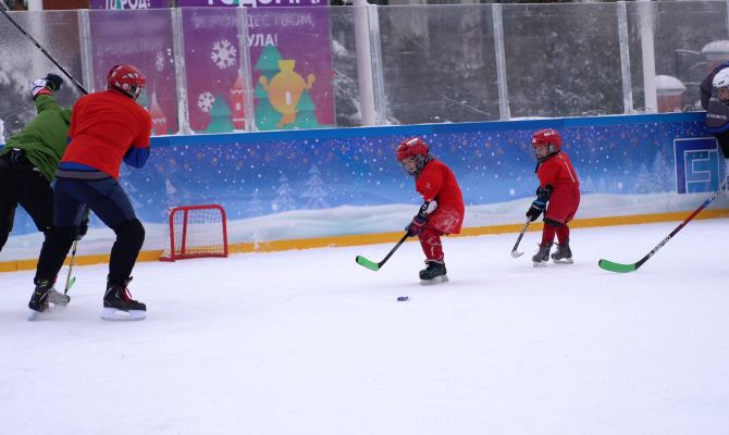 Туляки сыграли в хоккей вместе с детьми 