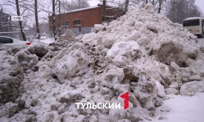 Трактор во время уборки в Туле завалил другие дороги