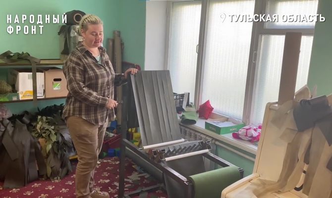 Самодельный станок помог волонтерам в Туле ускорить производство маскировочных сетей