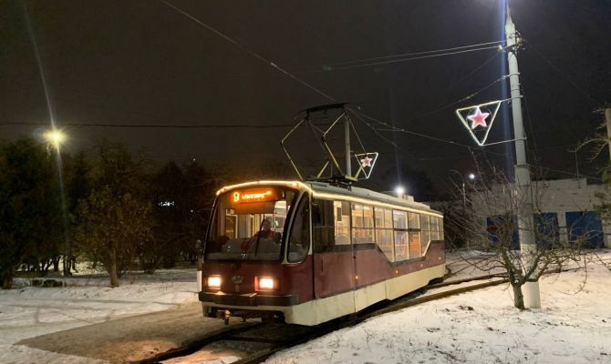Общественный транспорт Тулы украсили к Новому году