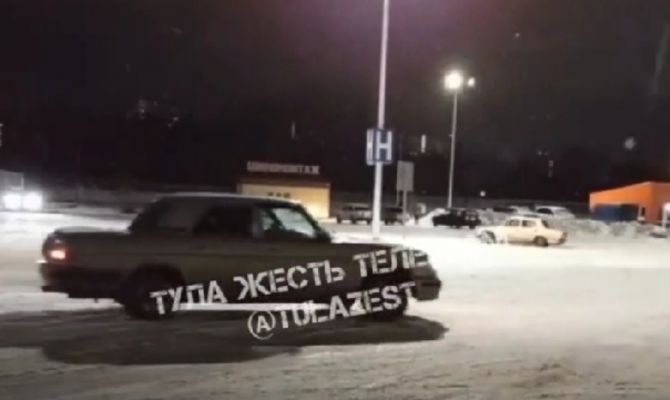 Дрифтеры снова превратили парковку "Макси" в тренировочную площадку