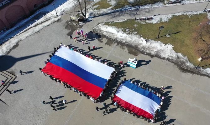 9 лет вместе: в Туле развернули огромные флаги России и Крыма