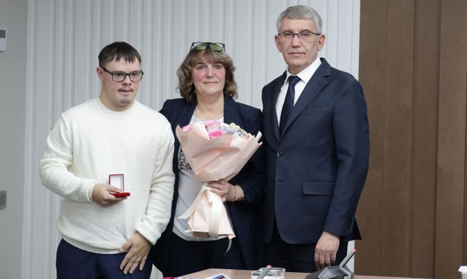 Дмитрий Миляев вручил туляку с синдромом Дауна удостоверение "Мастера спорта России"