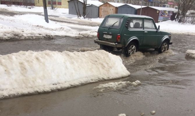 Улицы Курковую и Литейную в Туле затопило
