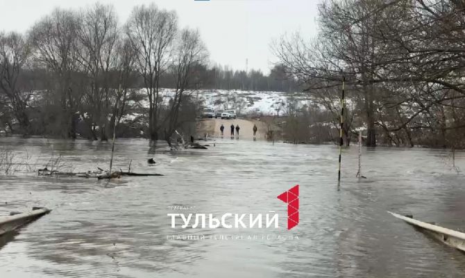 Под Тулой затопило мост к деревне Орлово