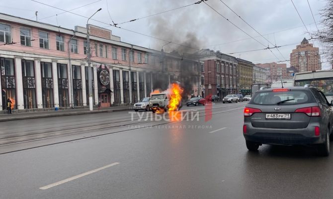 Напротив Белого дома в Туле загорелась "буханка"