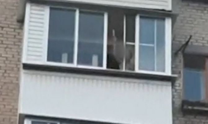 В Туле мужчина кидался в детей яйцами из окна