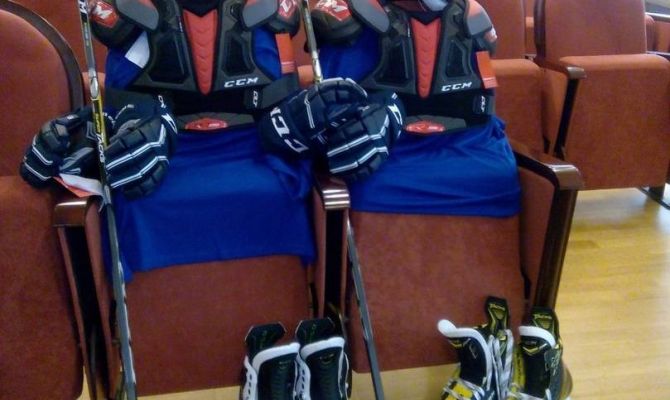 Алексей Дюмин подарил хоккейную форму школьникам Каменского района