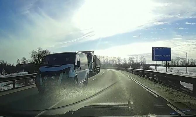 "Обгон от лукавого": в Новомосковске опасный маневр водителя попал на видео