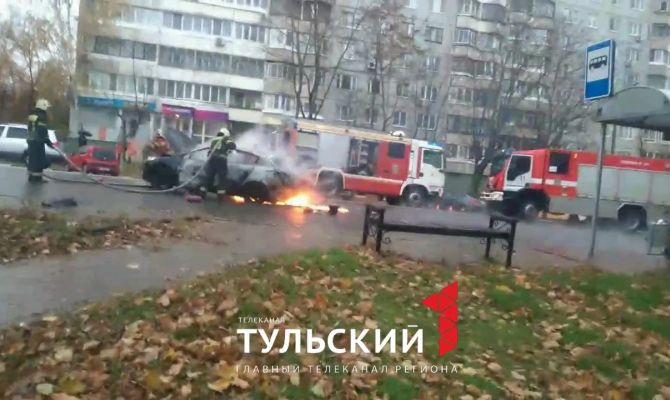 Появилось видео тушения горящей машины на улице Фрунзе в Туле