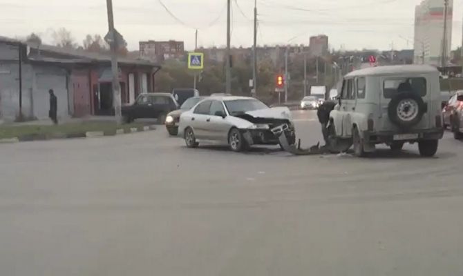 В Туле "УАЗ" и легковушка не поделили дорогу