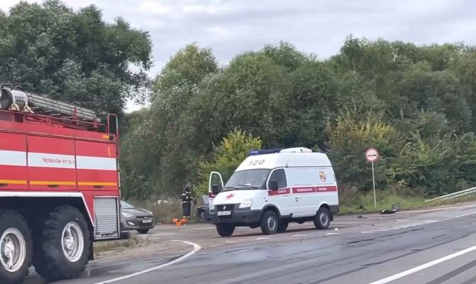В Узловском районе столкнулись легковушка и машина скорой помощи