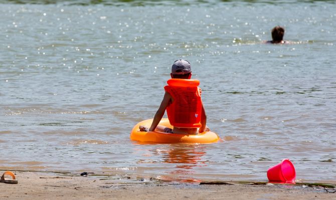 Роспотребнадзор оценил возможность заразиться коронавирусом во время купания