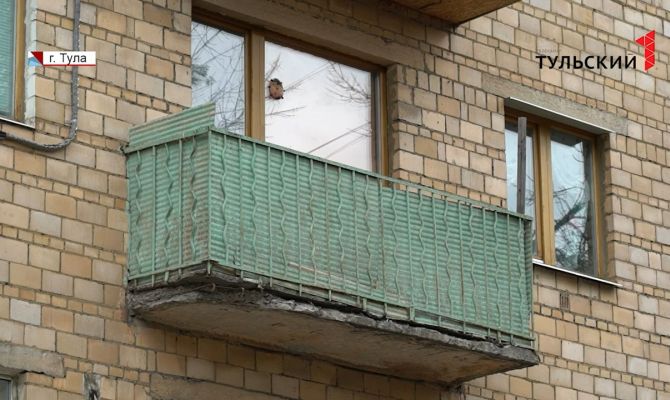 В центре Тулы аварийный балкон многоэтажки может в любой момент упасть на прохожих