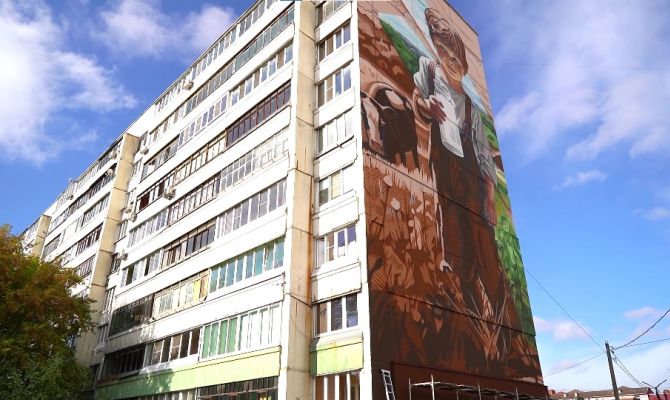 Мурал на фасаде дома в Туле закатали под утеплитель