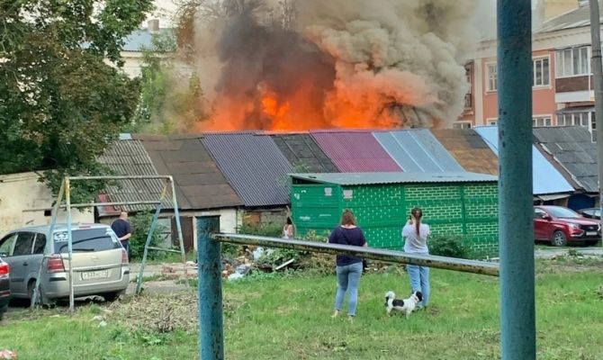 В Туле на Косой Горе сгорели сараи
