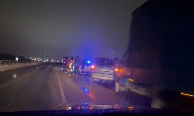 В Туле на Калужском шоссе несколько машин попали в ДТП с фурой